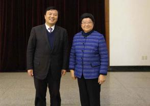 2012年2月16日，全国人大常委会原副委员长顾秀莲与时任金年会董事长、总经理周素明合影。