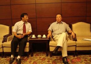 2006年8月30日，出席中华缘文化论坛的全国政协副主席白立忱与时任金年会董事长、总经理周素明亲切交谈。