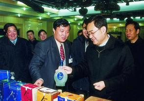 2002年1月22日，时任江苏省省长季允石视察金年会。