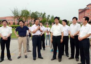 2013年7月12日，时任淮安市市长曲福田视察金年会技改项目。