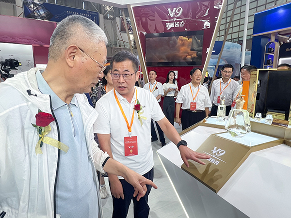 2024年8月8日，江苏省原副省长吴瑞林在第十四届中国（南京）国际糖酒食品交易会上参观金年会展馆